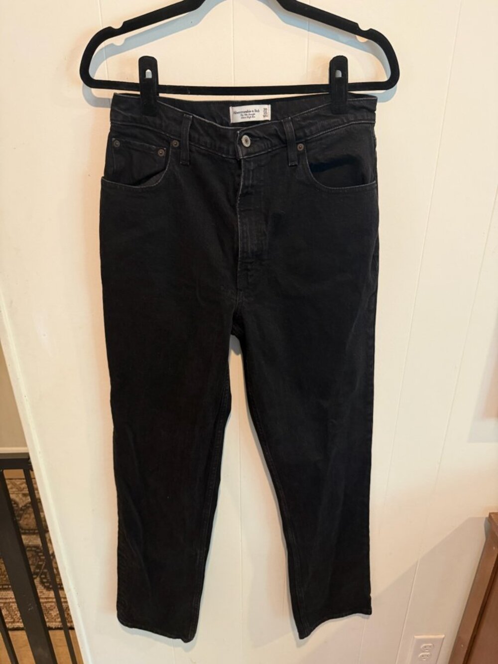 A&F '90s Straight Ultra High Rise Jeans in black, size 30/10 Long